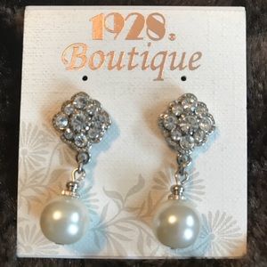 Drop faux pearl earrings NWT